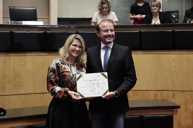Fundação Carlos Joffre recebe certificado de responsabilidade social da ALESC